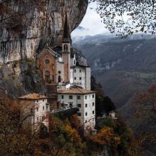 Haga click para ver la imagen ampliada santuario_madonna_della_corona.jpg